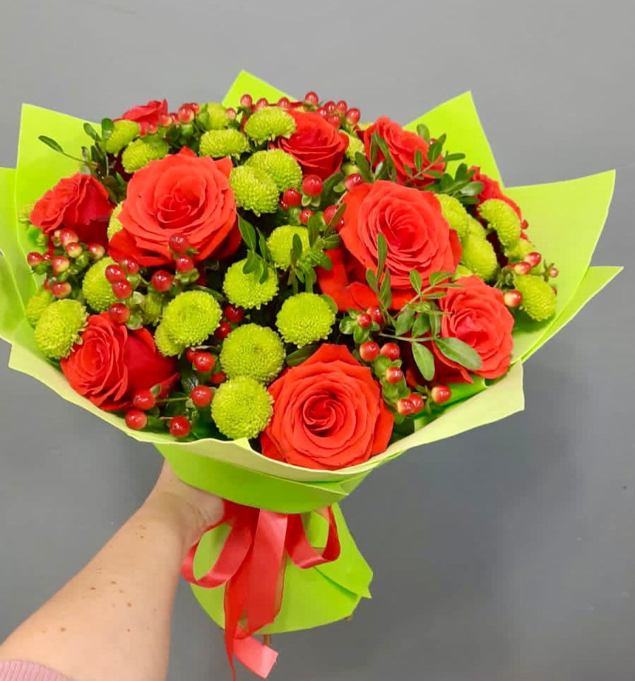 Букет цветов из: Хризантемы и Розы в Шале