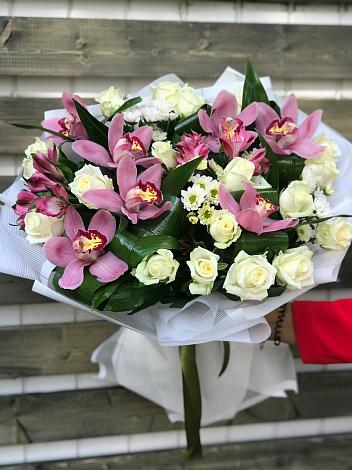 Букет цветов из: Розы и Хризантемы в Шале