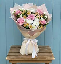 Букет цветов из:  Гвоздики, Орхидеи и Розы в Шале