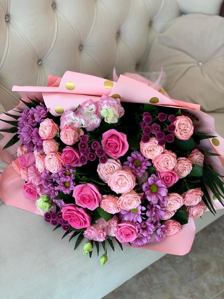 Букет цветов из: Хризантемы, Розы и Лизиантусы в Шале