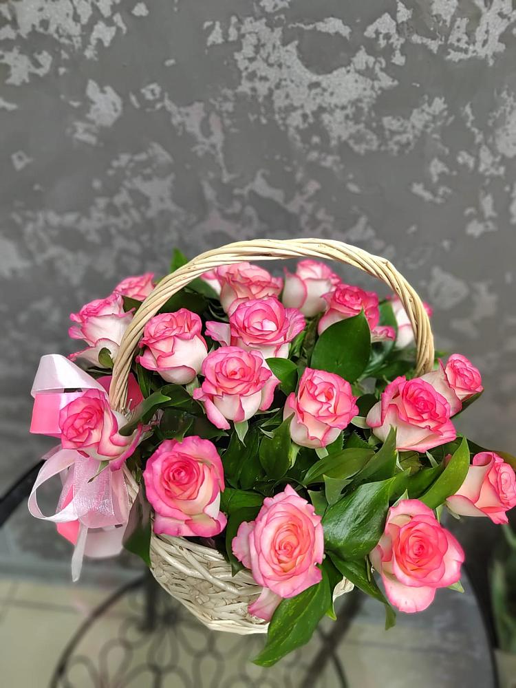 Цветочная композиция из Розы в корзине в Шале