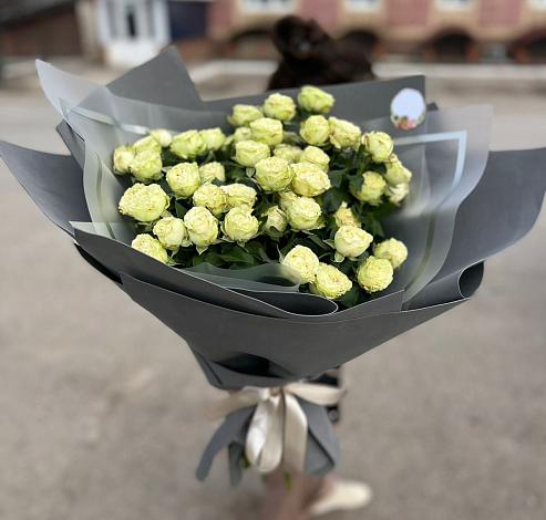 Букет Белые кустовые розы Солинеро в Шале