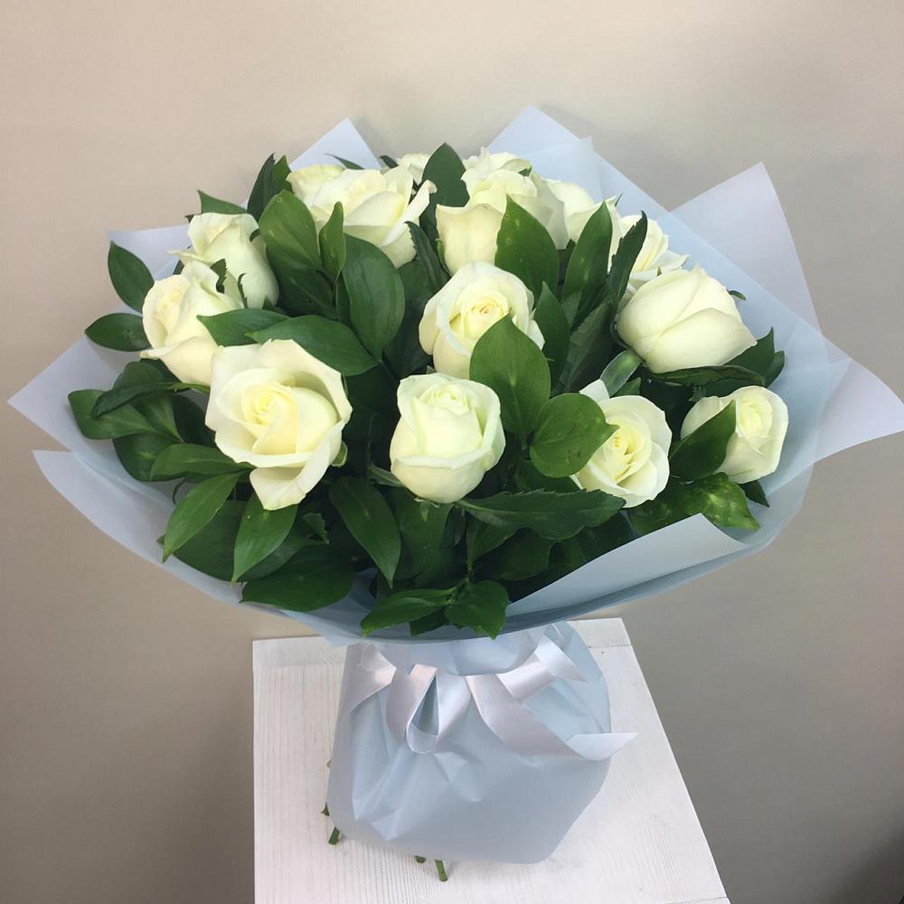 Букет 15 Белых роз Проуд в Шале