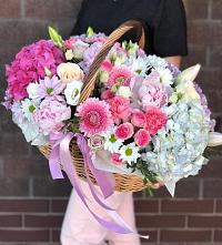 Композиция солнечный день в Шале Цветочная композиция из Розы, Хризантемы, Пионы и Лизиантусы в корзине в Шале
