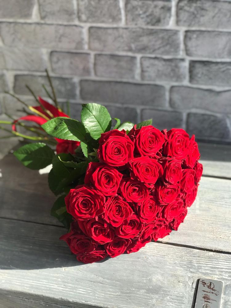 Букет Красные розы Фридом в Шале