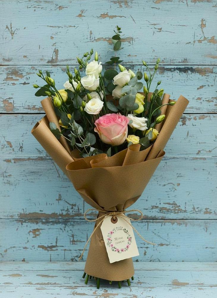 Букет цветов из: Розы и Лизиантусы в Шале