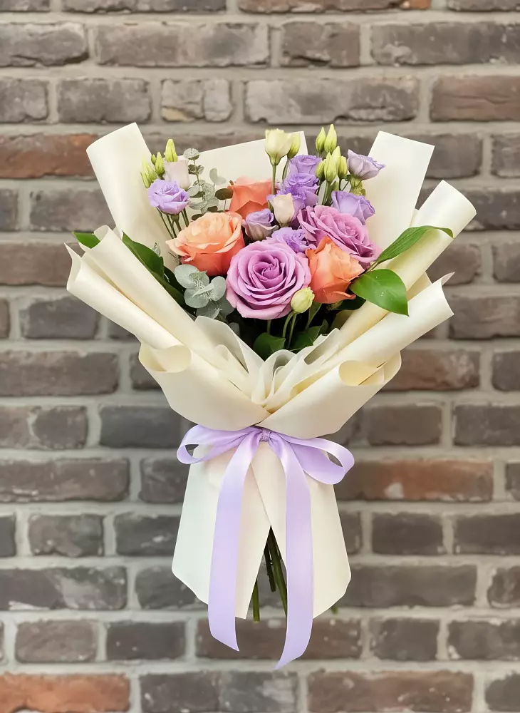 Букет цветов из: Лизиантусы и Розы в Шале