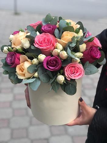 Цветочная композиция из Розы в шляпной коробке в Шале