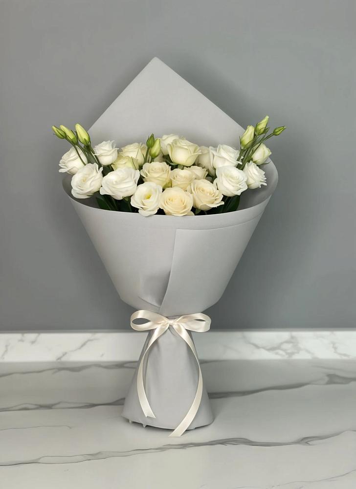 Букет цветов из: Розы и Лизиантусы в Шале