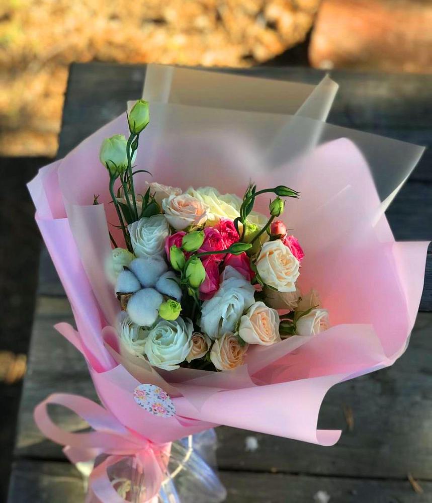 Букет цветов из: Розы и Лизиантусы в Шале