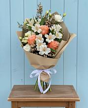 Букет цветов из:  Альстромерии, Лизиантусы, Розы и Хризантемы в Шале