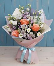 Букет цветов из:  Лизиантусы, Розы, Альстромерии и Гипсофила в Шале