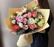Букет цветов из:  Розы, Лизиантусы и Гвоздики #REPLACE_PRED# Шале