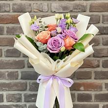 Букет цветов из:  Лизиантусы и Розы в Шале