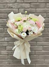 Букет цветов из:  Гвоздики, Розы, Лизиантусы и Хризантемы в Шале
