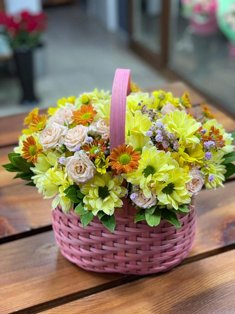 Цветочная композиция из Хризантемы и Розы в корзине в Шале
