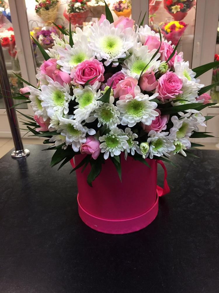 Цветочная композиция из Розы и Хризантемы в шляпной коробке в Шале