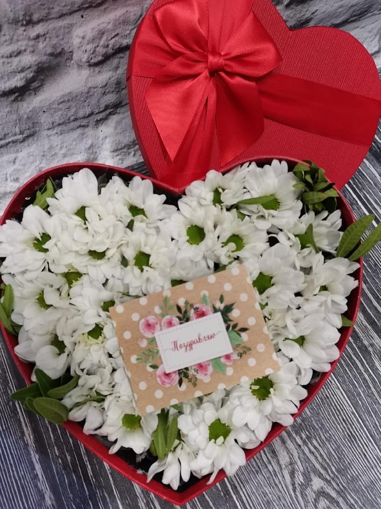 Цветочная композиция из Хризантемы в виде сердца в Шале