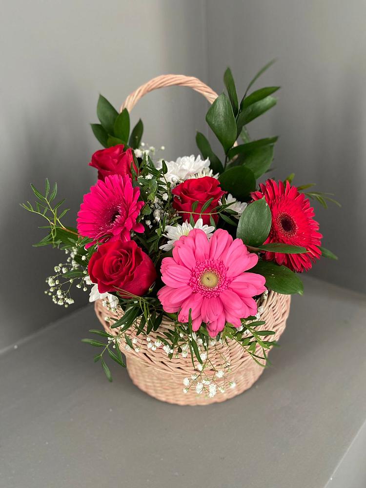 Цветочная композиция из Розы, Хризантемы и Герберы в корзине в Шале