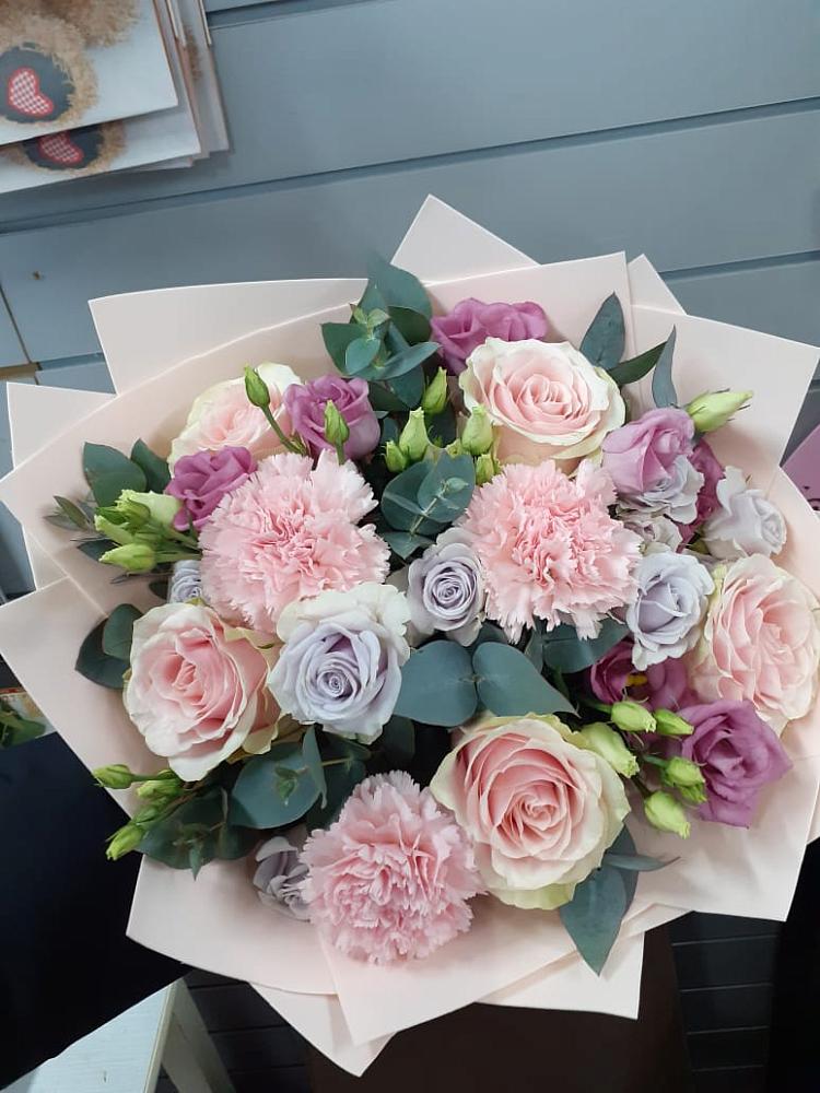 Букет цветов из: Розы, Гвоздики и Лизиантусы в Шале