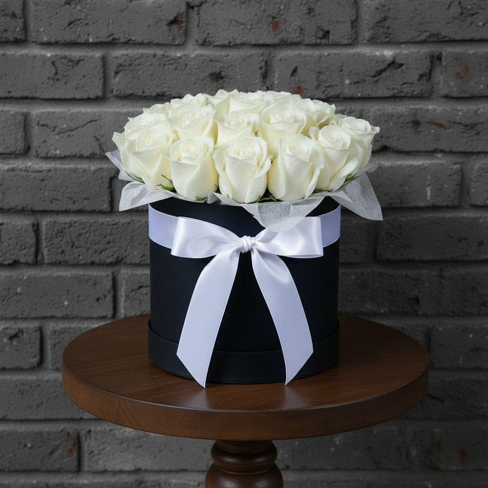 Цветочная композиция из Розы в шляпной коробке в Шале