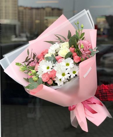 Букет цветов из: Розы, Лизиантусы и Хризантемы в Шале