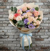 Букет цветов из:  Розы, Лизиантусы и Гвоздики в Шале