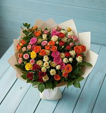 Букет Микс из разноцветных кустовых роз в Шале