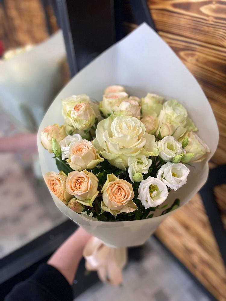 Букет цветов из: Розы и Лизиантусы в Шале