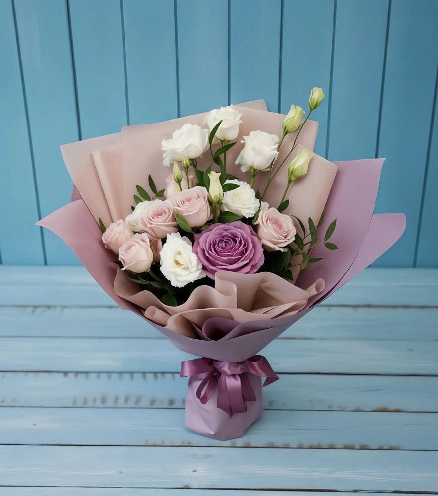 Букет цветов из: Розы и Лизиантусы в Шале